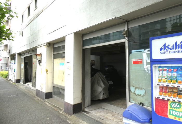 ビルの1階をバイクの駐車場として利用