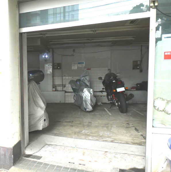 ビルの1階をバイクの駐車場として利用・その２